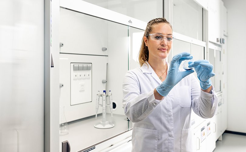 Laborantin an Bedienfeld