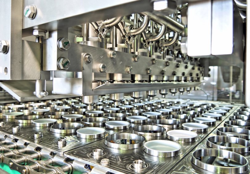 Abfüllanlage befüllt Becher