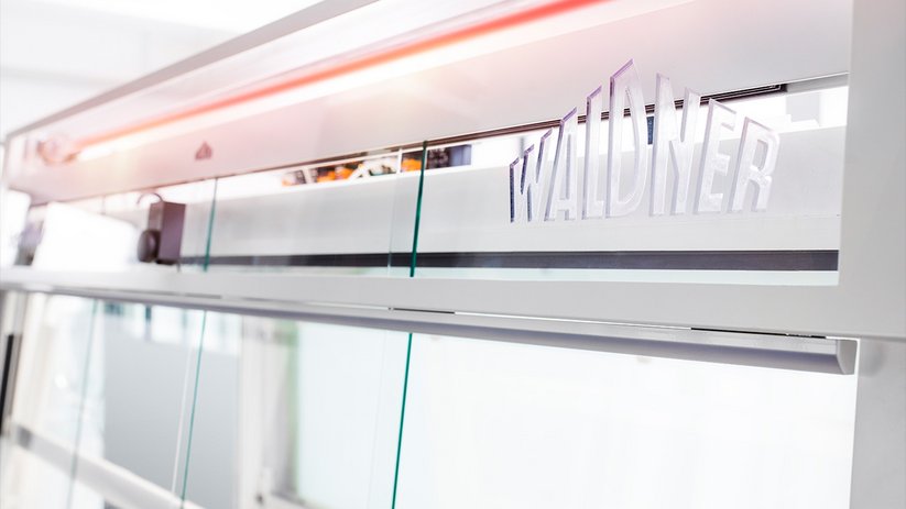 Visual warning signal on the fume hood