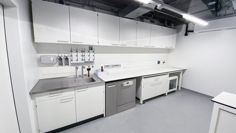 Laboratory sinks and laboratory basins for hygienic working