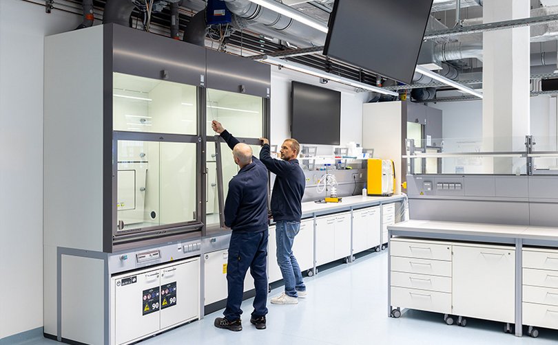 Zwei Personen arbeiten gemeinsam an Laborgeräten