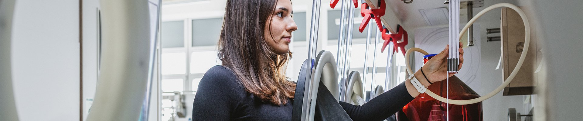 Mitarbeiterin arbeitet am Isolator im Labor