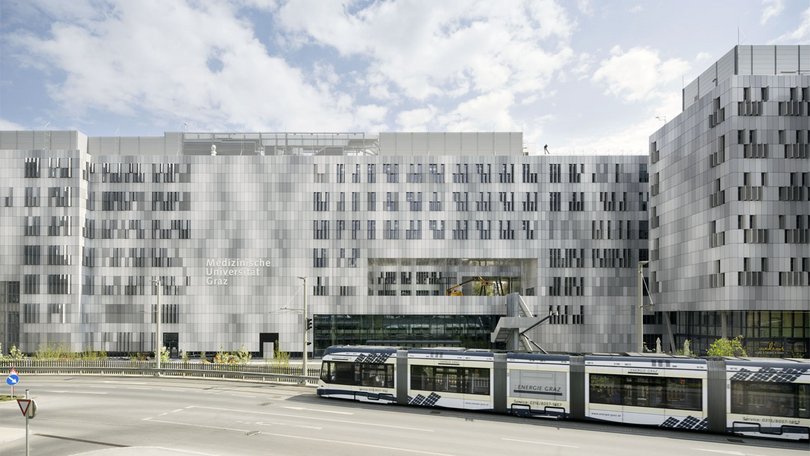 Laborgebäude der Med Campus Uni Graz mit Straßenbahn