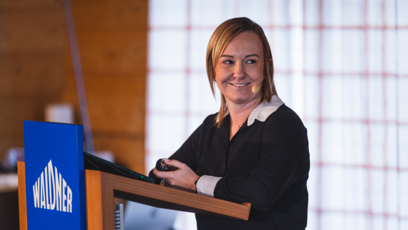 Waldner Labor Fachsymposium: Frau hält Vortrag