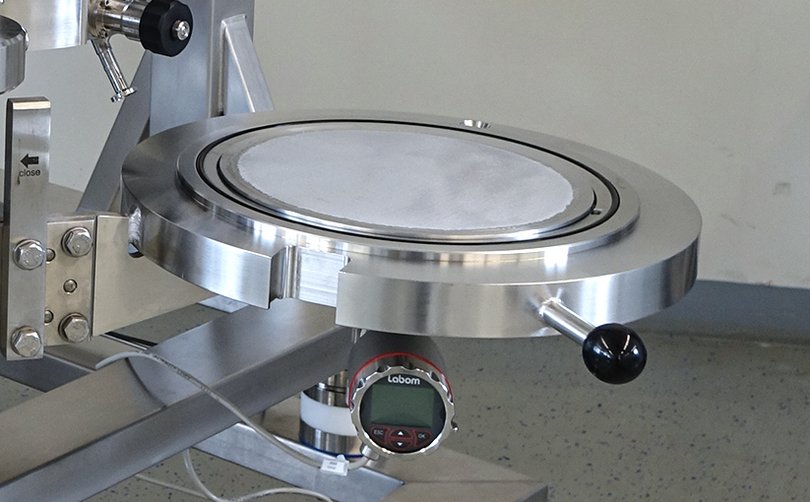 Filter plate or filter support with clamped filter medium