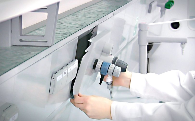 Person führt Wartung an Laboreinheit durch