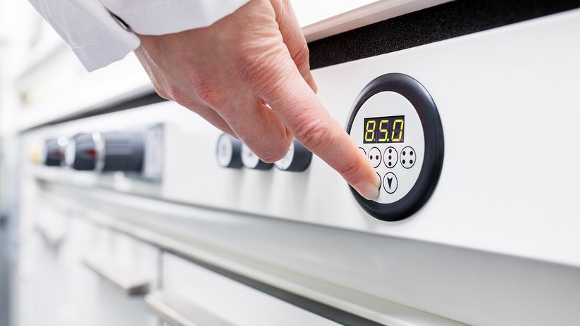 Electric height adjustment of fume hood