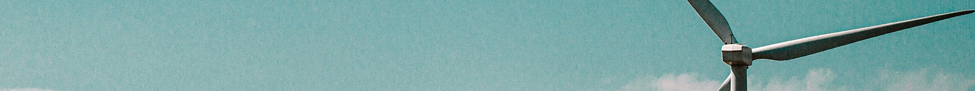 Windrad mit blauem Himmel im Hintergrund