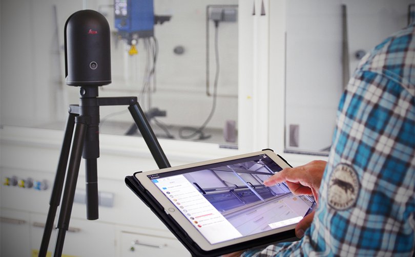 Tablet mit Labor-Scan und Kamera auf Stativ