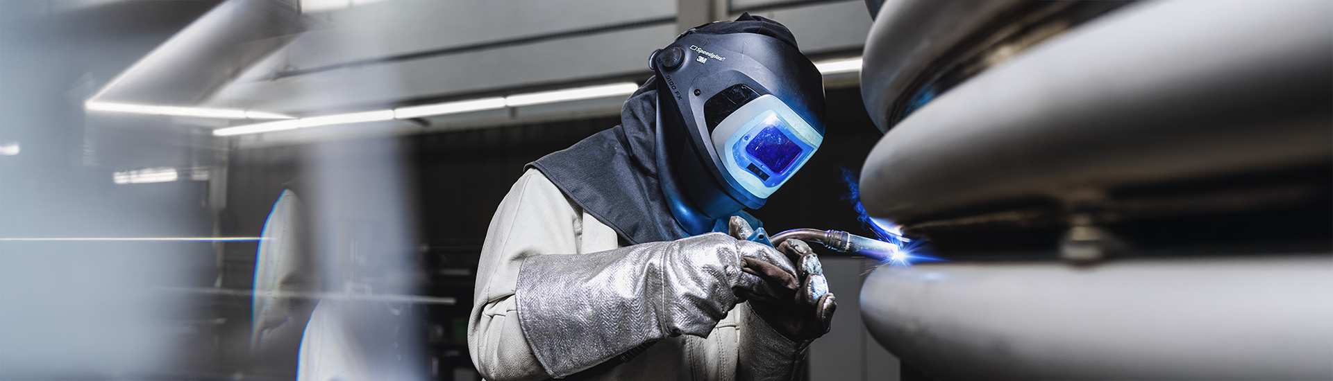 Mitarbeiter schweißt