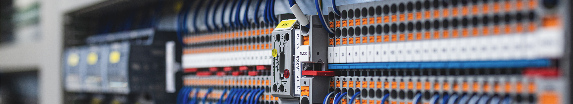 Vergleich eines alten Schaltschrankes mit einem modernen, während ein Techniker die neue Steuerung installiert.