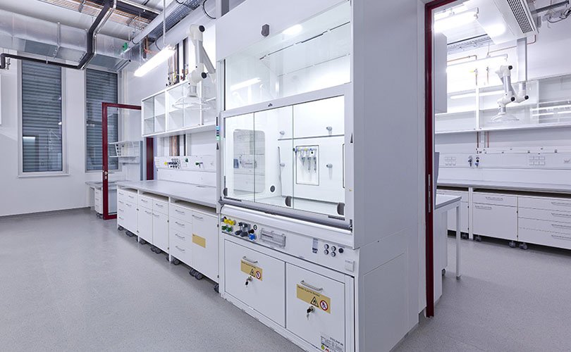Blick in ein Labor mit Laborabzug