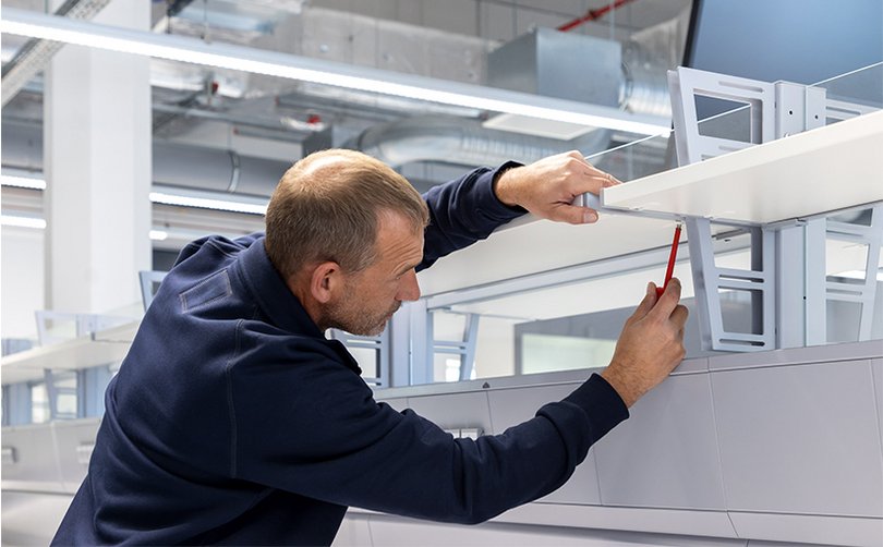 Monteur montiert ein Labor