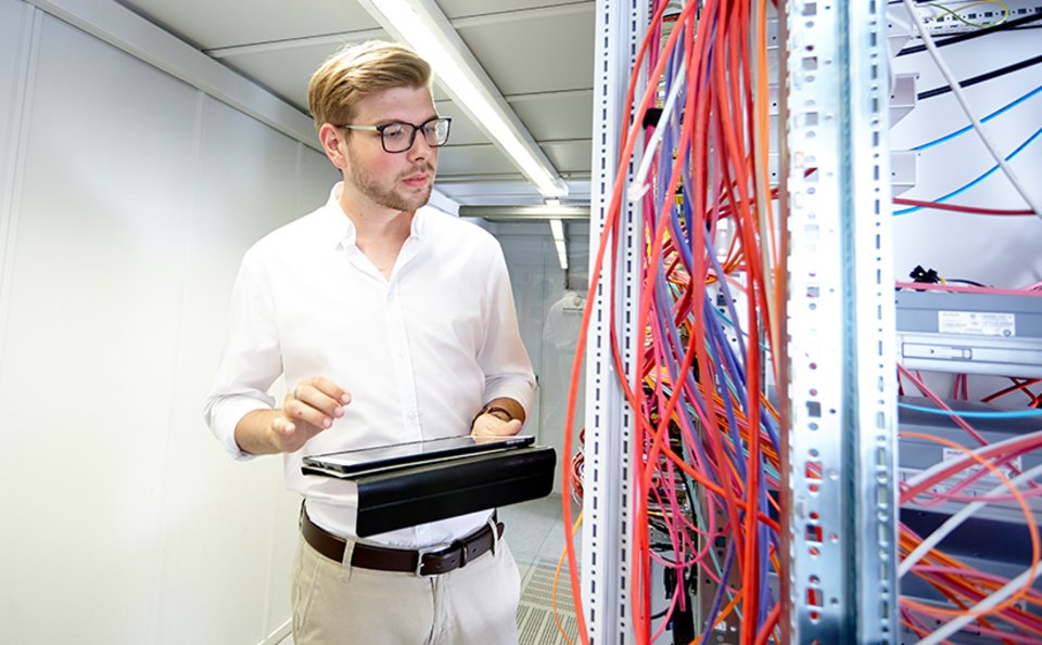 Mitarbeiter im Serverraum