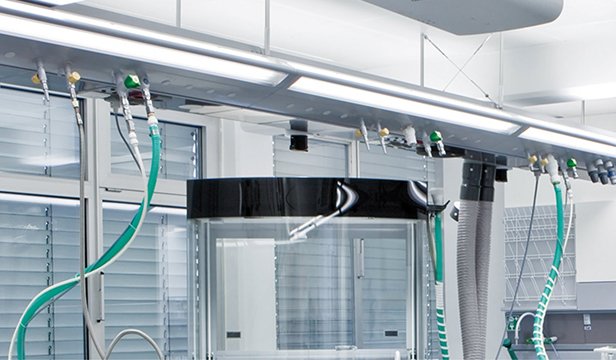Ceiling-mounted lab supply system with hoses and outlets