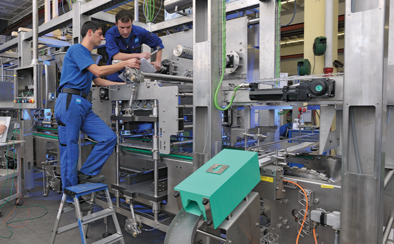 Serviceteam arbeitet gemeinsam an einer Maschinenanlage zur schnellen Fehlerbehebung