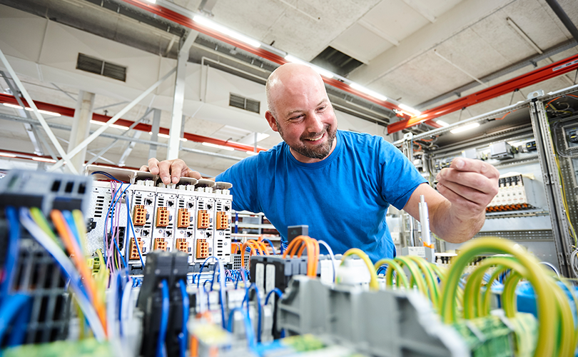 Bild eines alten Einbauschranks (links) und seiner Retrofit-Version (rechts).