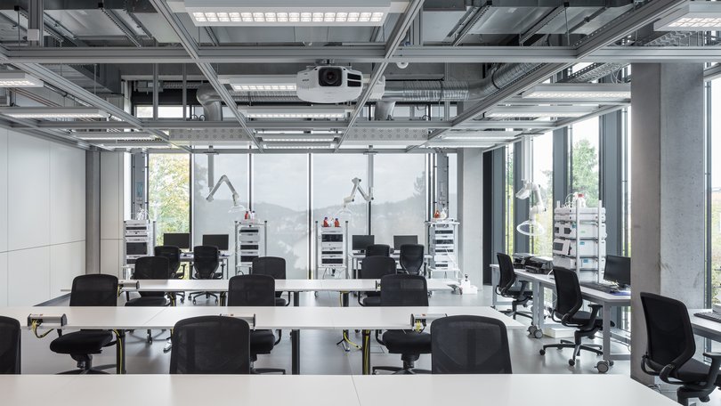 Arbeitsplätze mit Abzügen