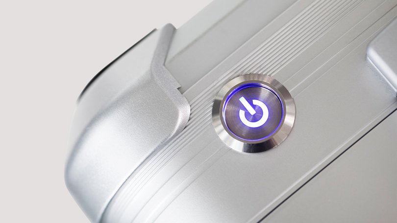 Leuchtender Einschaltknopf eines technischen Geräts