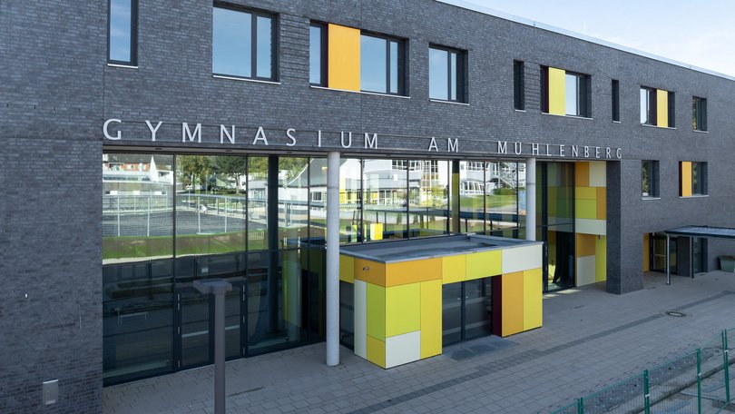 Haupteingang der Schule