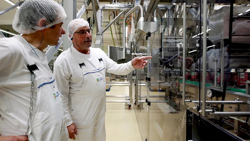 Unilever Mitarbeiter vor Anlage
