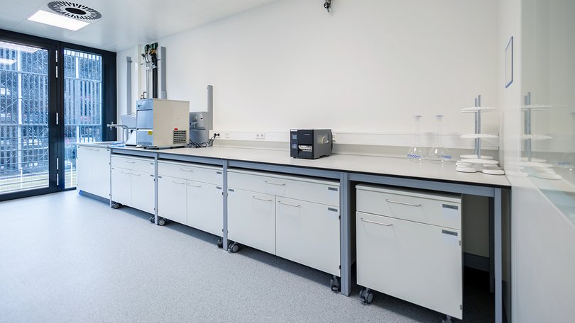 Arbeitstische mit Unterschränken