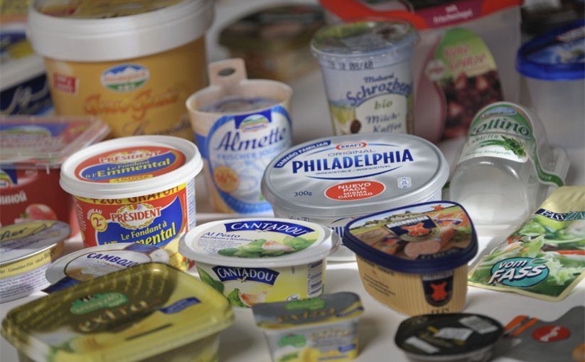 Verschiedene Lebensmittelverpackungen in Bechern und Schalen aus Kunststoff