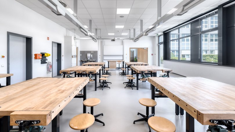 Klassenraum mit Holztischen