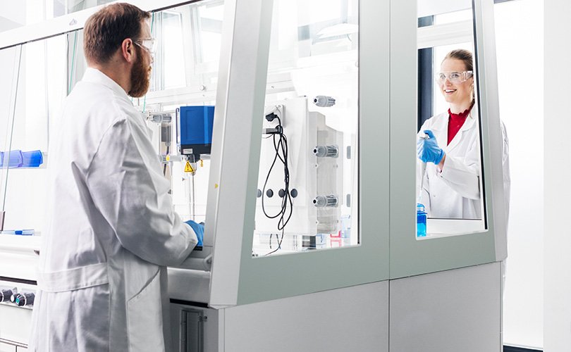 Two lab assistans and Secuflow Vision laboratory fume hood