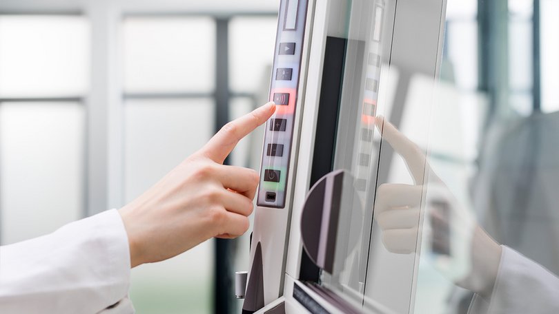 Alarm on the control panel of the fume hood