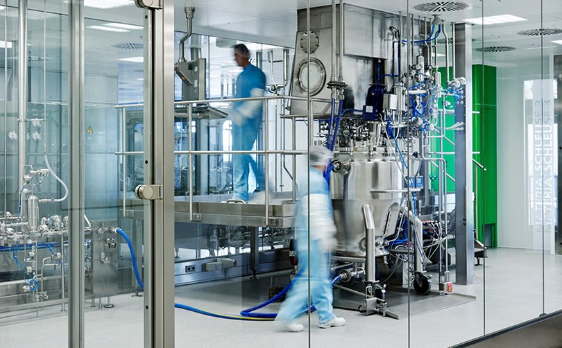 Prozessmaschine mit Mitarbeitern