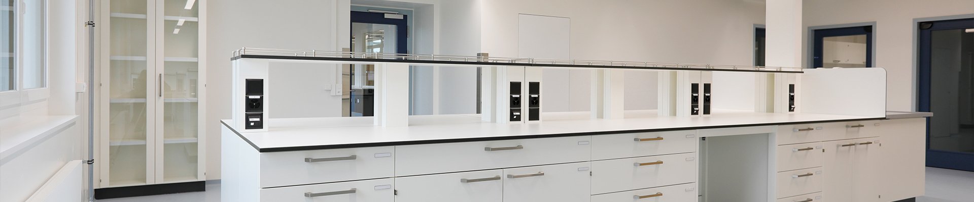 Laboreinrichtung mit Labortisch und technischer Ausstattung