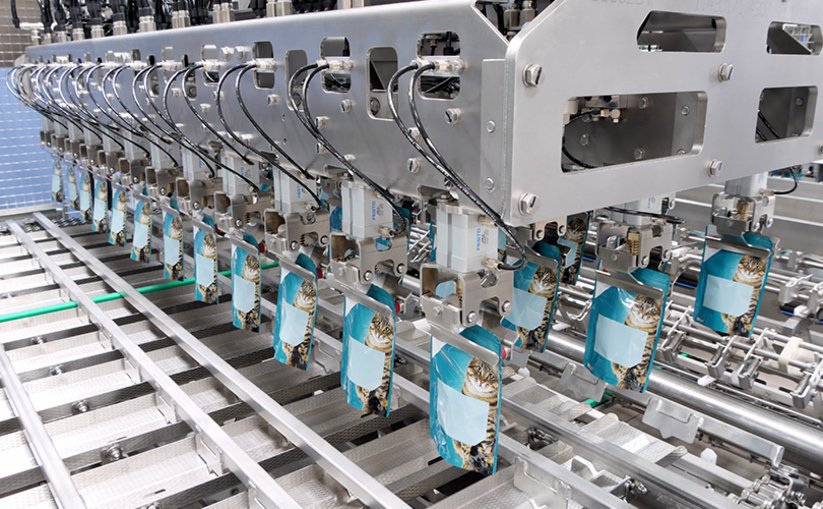 Pouch filling machine equipped with pet food pouches