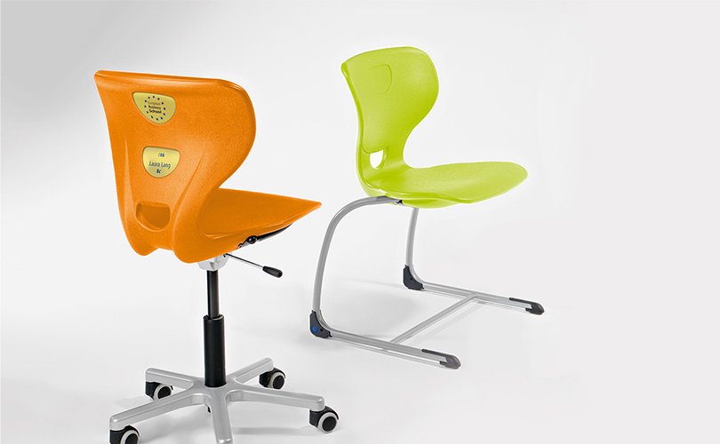 Two ergonomic Sediamo chairs in orange and green