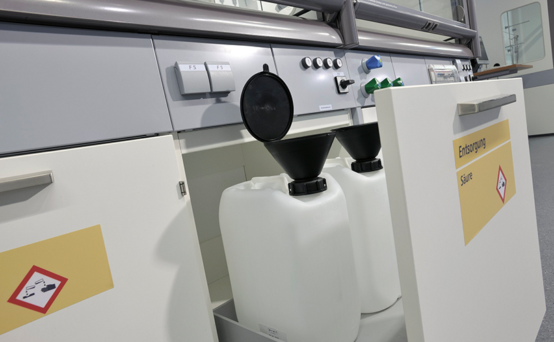 Mann entsorgt Säuren und Laugen