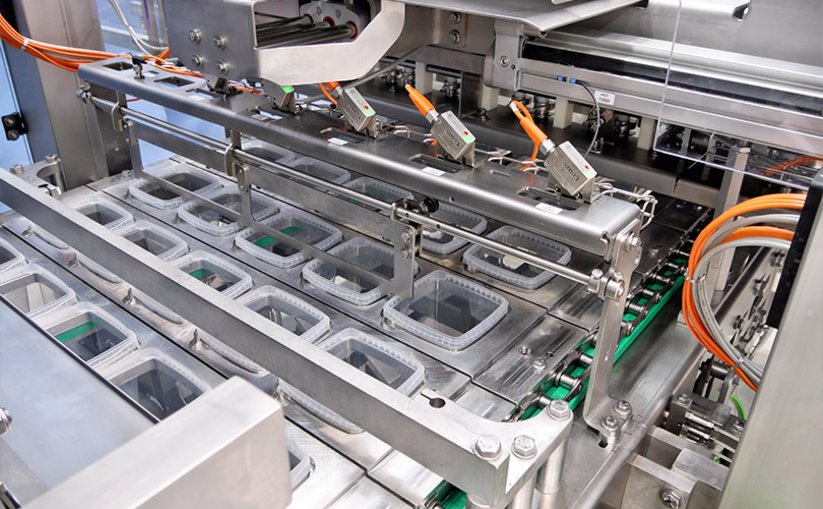 Filling system with deli salad packaging