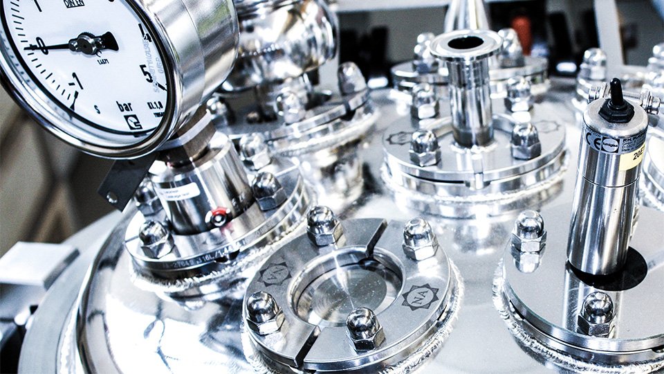 Edelstahlbehälter mit Manometer und Ventilen