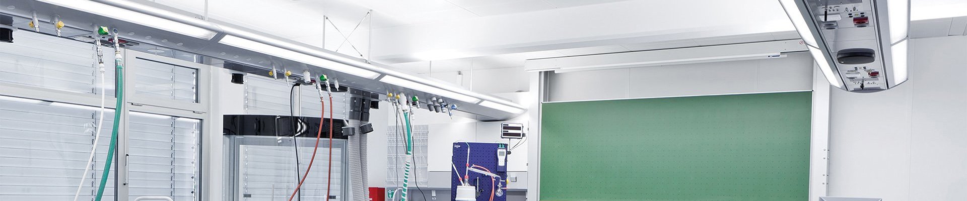 Ceiling-mounted media supply system in a laboratory