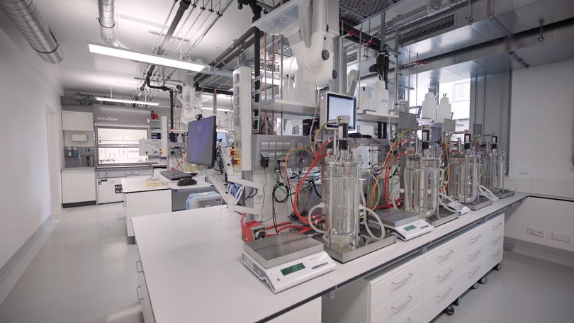 Technisches Labor mit komplexen Versuchsaufbauten und Rohrsystemen.