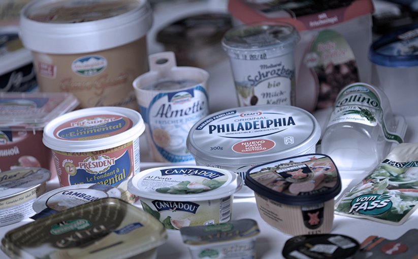 Verschiedene Lebensmittelverpackungen in Bechern und Schalen aus Kunststoff