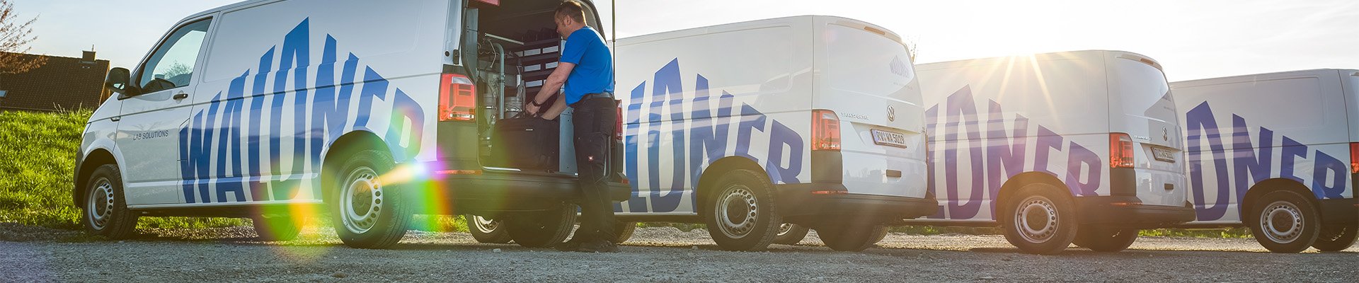 Servicefahrzeuge mit Waldner-Logo und arbeitender Person