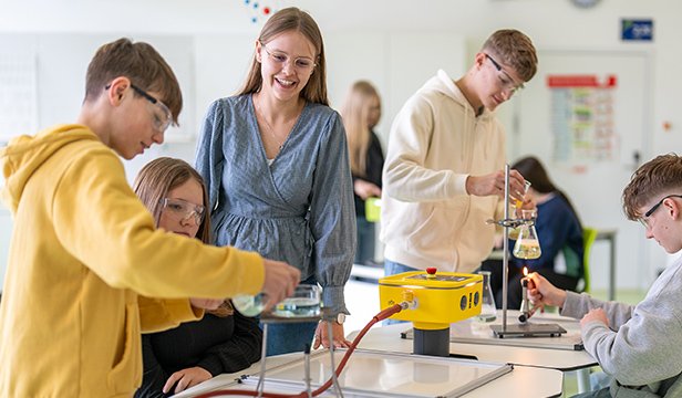 With the help of medienBuddy®, pupils carry out scientific experiments in a modern classroom.