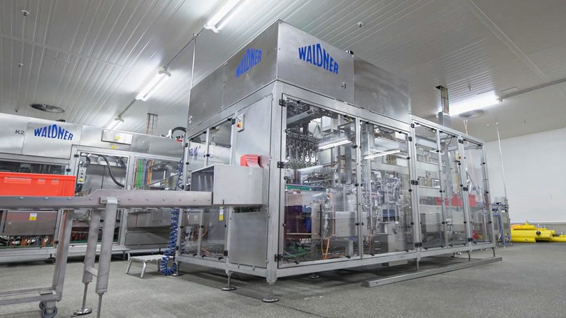 Longitudinal skinning machine in automated food production