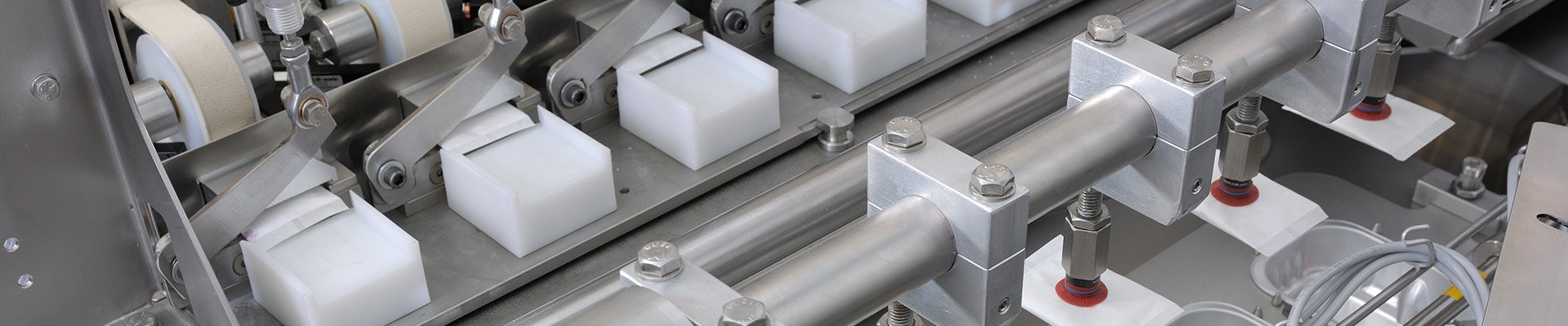 Detailaufnahme einer modernen Verpackungsmaschine