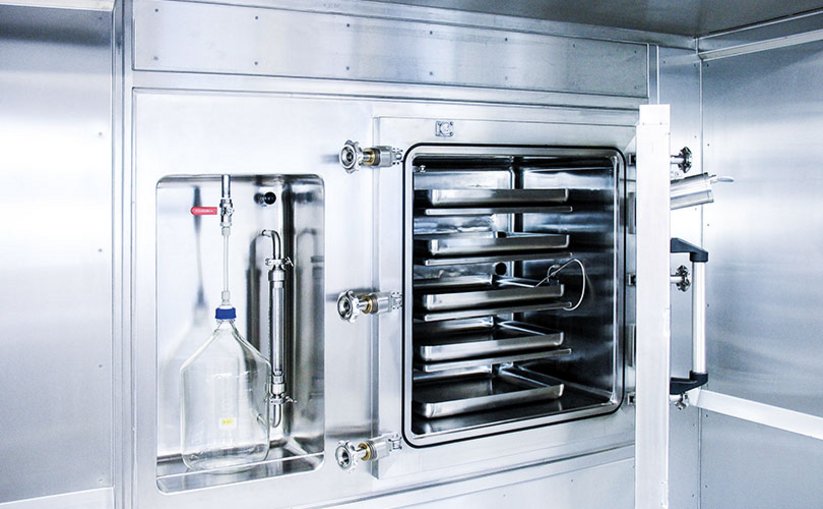 Drawer system in a vacuum dryer