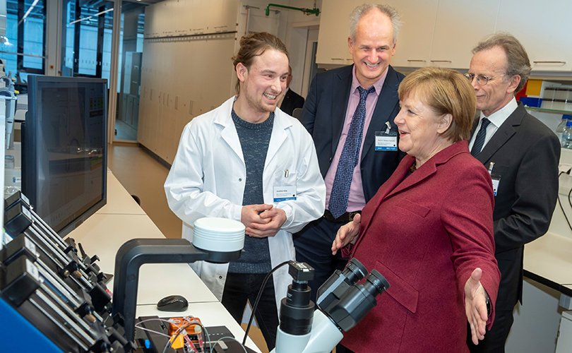 Angela Merkel bei der Einweihung des BIMSB