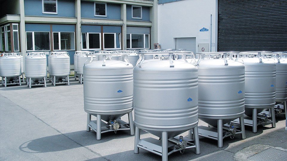 Mehrere Edelstahlcontainer auf Rollen im Außenbereich