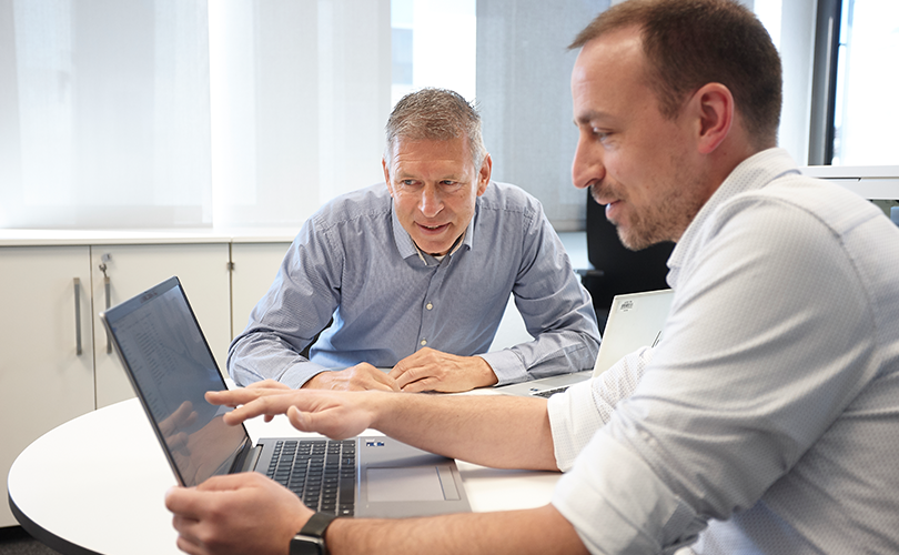 Zwei Männer unterhalten sich über etwas am Computer