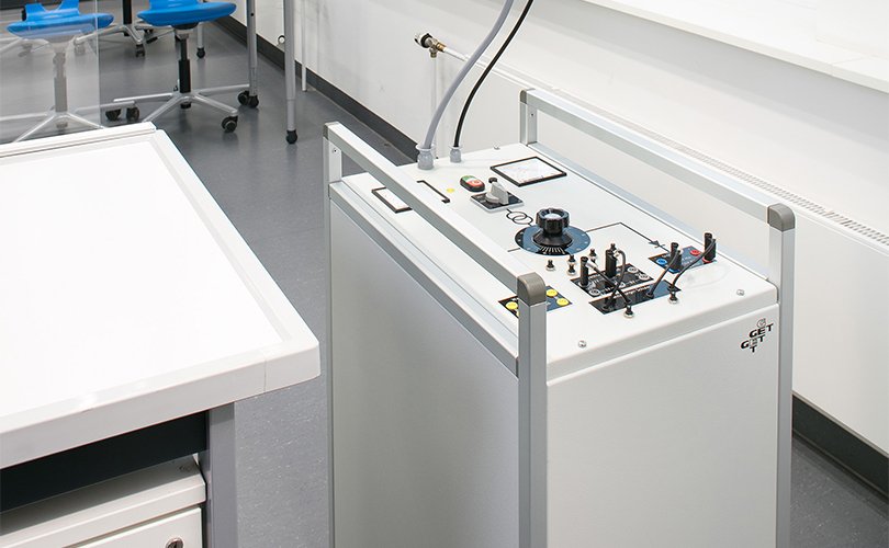 Mobile laboratory power supply unit with control panel