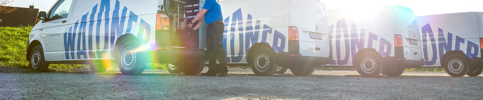 Servicefahrzeuge und Techniker im Einsatz für schnellen technischen Support